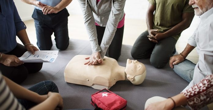 ilk yardim egitici egitimi 696x361 2